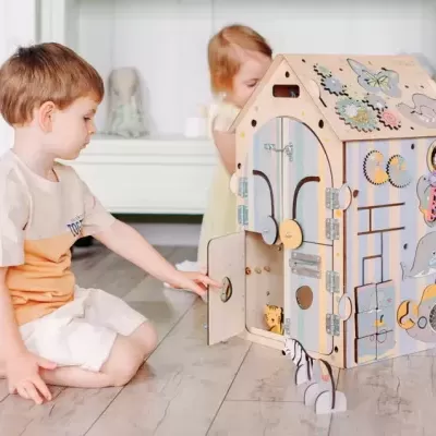 Casa de brincar em madeira com atividades interativas e crianças a jogar