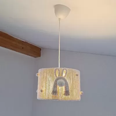 Candeeiro de teto branco texturizado com pompons e decoração de arco-íris com orelhas de coelho