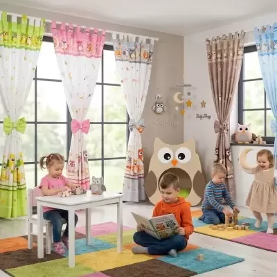 Cortinas infantis coloridas com padrão de corujas em quarto de crianças com brinquedos e tapetes coloridos