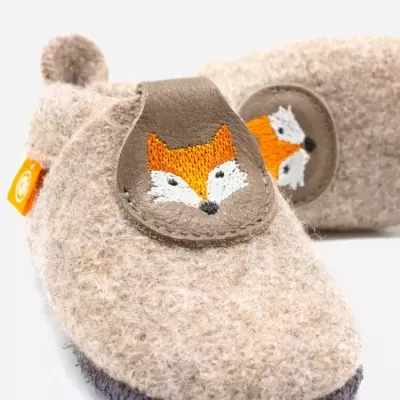 Pantufas para bebé bege com aplique de raposa bordada