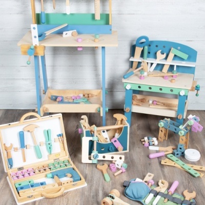 Conjunto de brinquedos de madeira com ferramentas coloridas para crianças