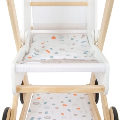 Carrinho de brincar para criança em madeira clara com tecido branco e padrão colorido