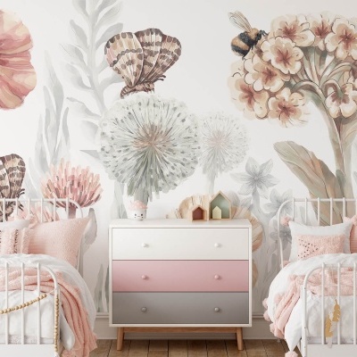Quarto com duas camas de metal branco, roupa de cama rosa, cômoda de três gavetas e papel de parede floral com borboletas e abelha
