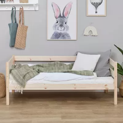 Cama de madeira clara com roupa de cama verde e cinza num quarto decorado com quadros e acessórios wall art.