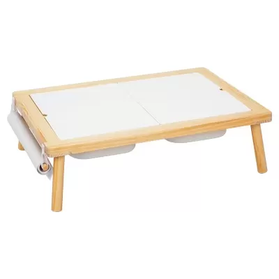 Mesa portátil de madeira clara com tampo branco dividido e suporte para papel e bandejas por baixo