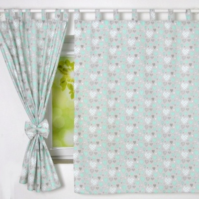 Cortinas cinza com padrão de corações em janela