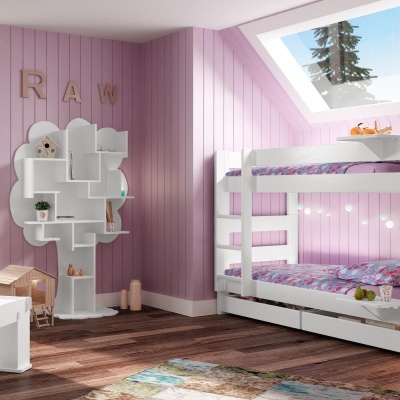 Quarto infantil rosa com cama branca e prateleira em forma de árvore