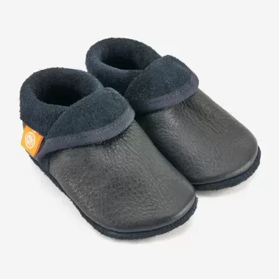 Chinelos infantis preto com interior azul escuro e etiqueta laranja