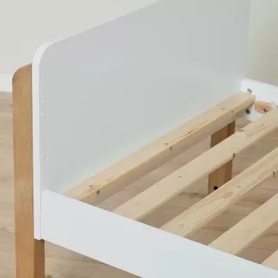 Cama em madeira clara e branca com ripas visíveis