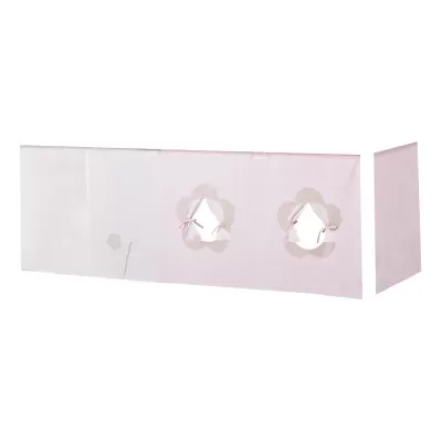 Cortina rosa claro com flores bege e janelas redondas com laços cor de rosa