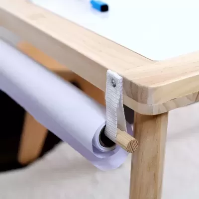 Suporte de madeira clara com rolo de papel branco挂