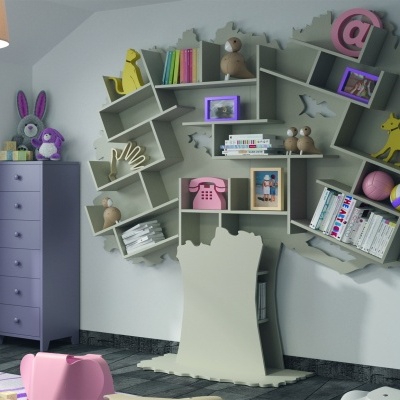 Estante de árvore cinza com prateleiras e brinquedos numa sala cinza