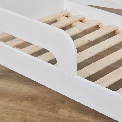 Estrado de cama em madeira branca com ripas naturais sobre chão de madeira