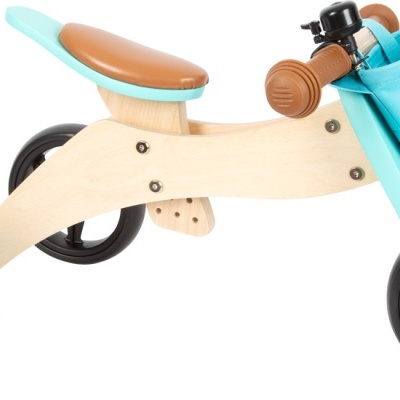 Triciclo infantil de madeira com banco castanho e cesto azul