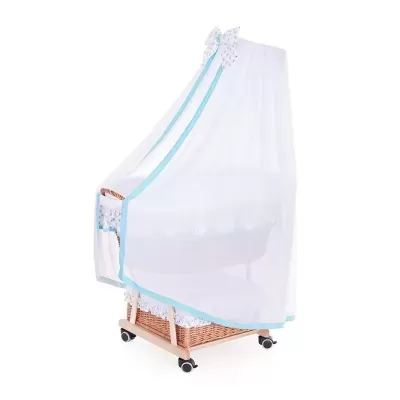 Berço de bebé em vime com dossel branco e detalhes azuis
