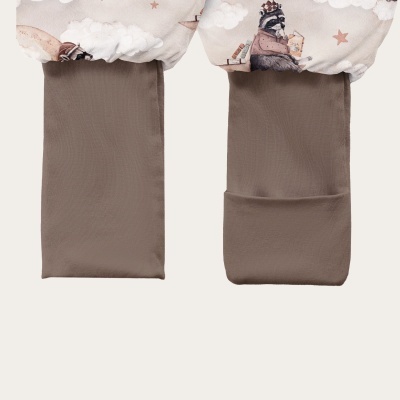 Calções de bebé com guaxinim a ler livro, estrelas, nuvens e cor castanha