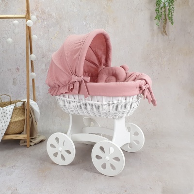 Carrinho de bebé branco com tecido rosa e rodas brancas em ambiente interior