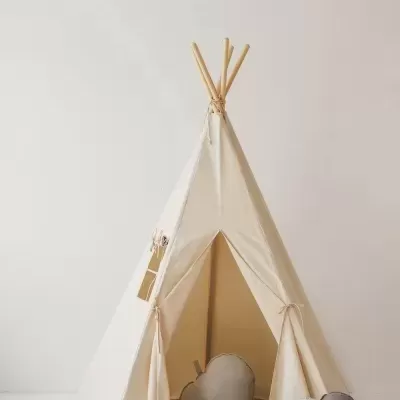 Tenda tipi bege com almofadas de nuvens cinza e bege no chão