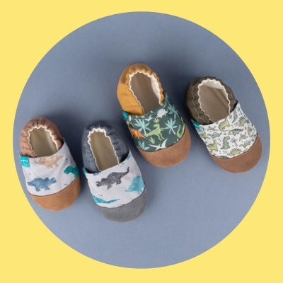 Sapatinhos de bebé com estampado de dinossauros e sola em camurça