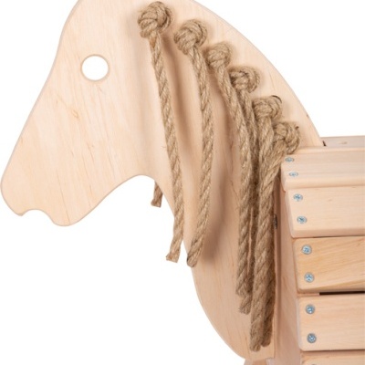 Cavalo de madeira com crina de corda natural e estrutura clara