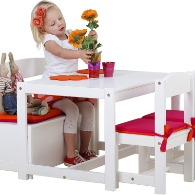 Conjunto infantil de mesa e cadeiras em madeira branca com meninas e flores