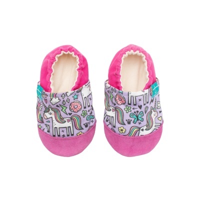 Sapatinhos de bebé cor-de-rosa com estampado de unicórnios e elementos coloridos
