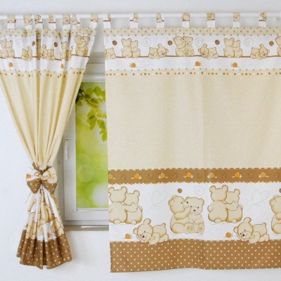 Cortinas bege e castanho com padrão de ursinhos numa janela branca.