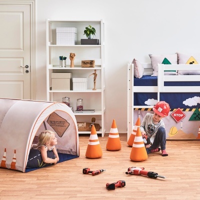 Quarto infantil com tenda, cones de trânsito de tecido e brinquedos de ferramentas