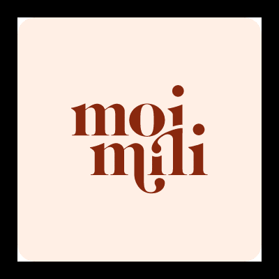 Logótipo com texto 'moj mili' em castanho sobre fundo bege claro
