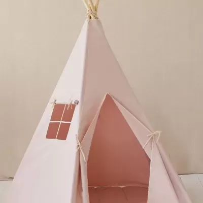 Tenda tipi rosa claro com janela e entrada aberta