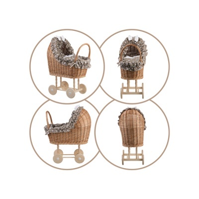 Carrinho de vime para bonecas com tecido cinzento floral e rodas de madeira