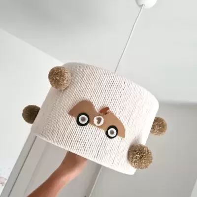 Candeeiro de tecto branco com pompons castanhos e decoração de carro