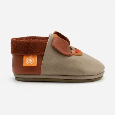 Pantufa infantil castanha e bege com detalhe de orelhas e etiqueta laranja