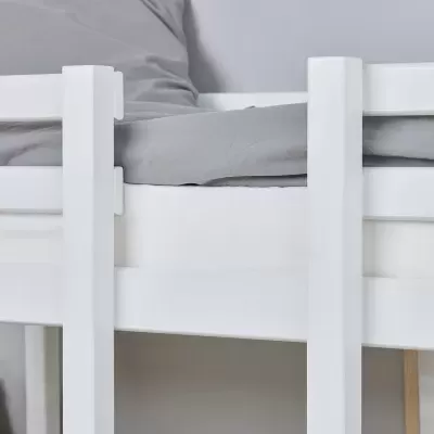 Cama alta branca em madeira com roupa de cama cinzenta e branca
