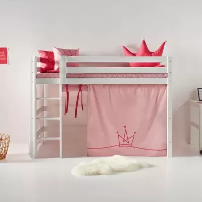 Cama alta de madeira branca com acessórios cor de rosa e decoração infantil