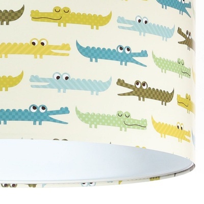 Cúpula de abajur com padrão de crocodilos coloridos em tecido branco
