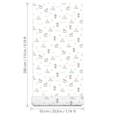 Papel de parede infantil com barcos, cavalos de baloiço e moinhos de vento em tons pastel sobre fundo branco