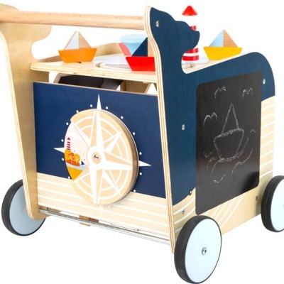 Carrinho de madeira para crianças com rodas e decoração náutica.