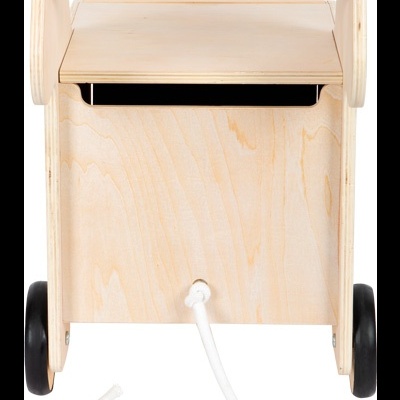 Carrinho de madeira clara com rodas e cordão branco