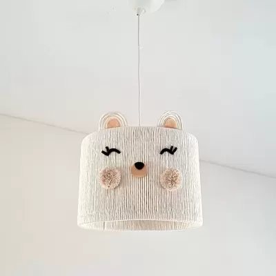 Candeeiro de teto com cúpula decorada com carinha de animal e orelhas, em tecido branco texturizado