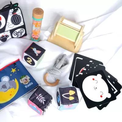 Brinquedos infantis coloridos e de madeira em fundo branco