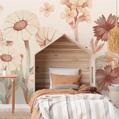Quarto infantil com cama casinha em madeira clara e parede com papel de parede floral
