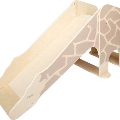 Escorrega infantil de madeira com padrão de pele de girafa