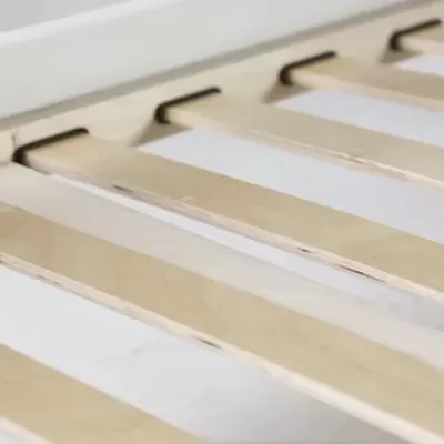 Estrado de madeira com ripas curvas e suportes pretos