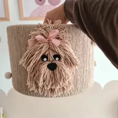 Abajur infantil de tecido com decoração de rosto de cão e laço rosa