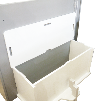 Caixa branca de plástico com tampa aberta e recorte para abertura