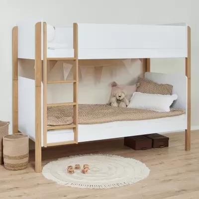 Cama de beliche em madeira clara com painéis brancos e roupa de cama xadrez castanho