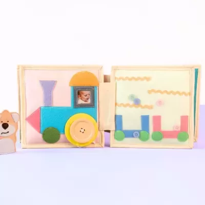 Livro infantil de tecido com comboio colorido e peluche de urso