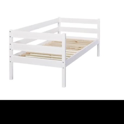 Cama branca de madeira vista de vários ângulos num fundo branco.