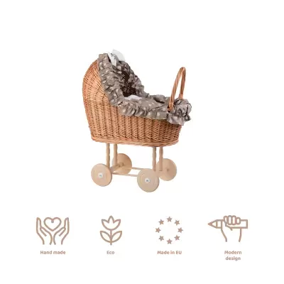 Berço de bonecas em vime natural com tecido bege às bolinhas brancas e rodas de madeira